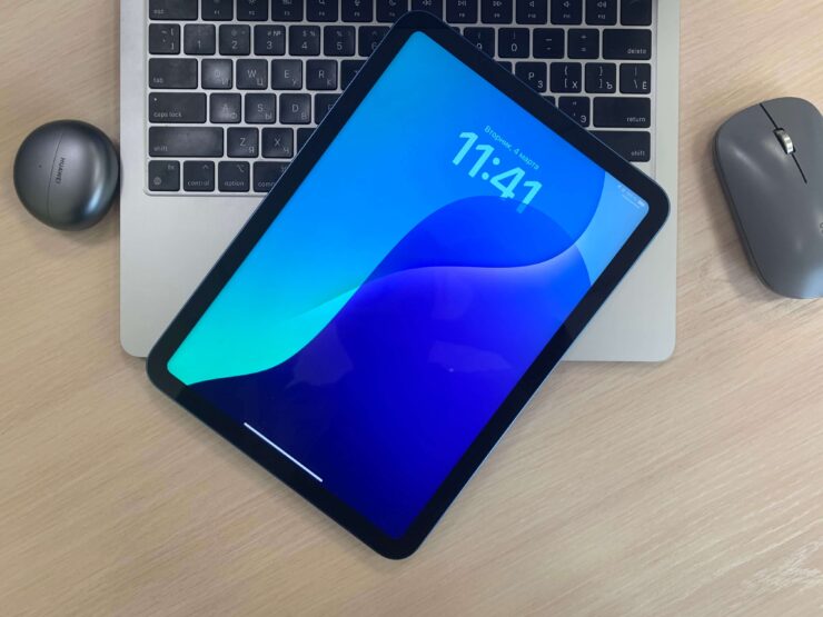 Дисплей в iPad 10. Экран качественный и выдает отличную картинку. Фото.