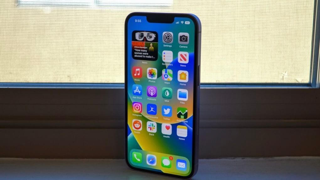 Челка на Айфоне. Чёлка в iPhone 16e такая же узкая, как в iPhone 13 и iPhone 14. Изображение: bgr.com. Фото.