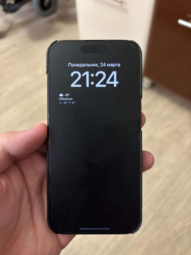 Как настроить Always On Display на iPhone. Если убрать обои, то выглядеть Always On Display будет вот так. Фото.