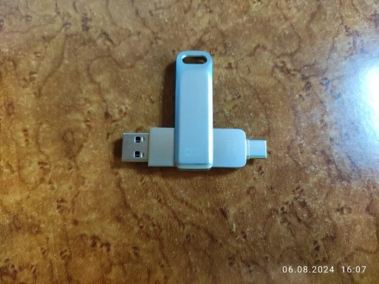 Переходник с USB на USB-C. Вот такая флешка действительно удобная. Изображение: aliexpress.ru. Фото.