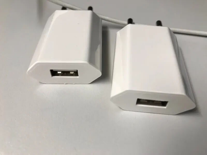 Медленная зарядка на Айфоне. Такие блоки питания раньше были в комплекте с Айфоном. Изображение: aliexpress.ru. Фото.