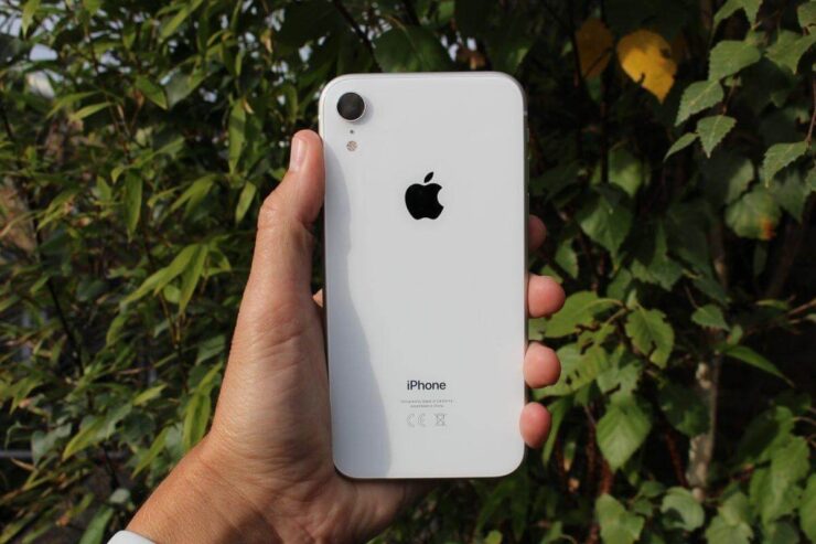 Стоит ли покупать iPhone XR. Если уж очень хотите iPhone XR, то лучше взять его в оригинальном корпусе. Изображение: forbes.com. Фото.