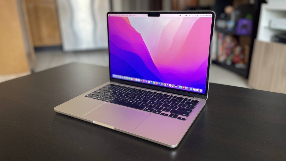 Как выглядит MacBook Air. Издалека даже не определить, что перед вами MacBook Air 2022 года. Изображение: proinside.net. Фото.