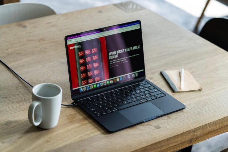 Какой MacBook Air купить. Выбрав MacBook Air M2, вы не только получите стильный ноутбук, но и сможете сэкономить. Главное, чтобы он подошел под ваши потребности. Изображение: theverge.com. Фото.