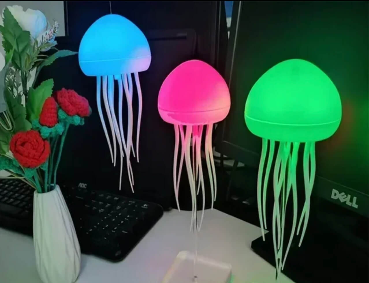 Светодиодный ночник «Танцующая медуза». Медуза не парит в воздухе, но впечатление создается именно такое. Фото.