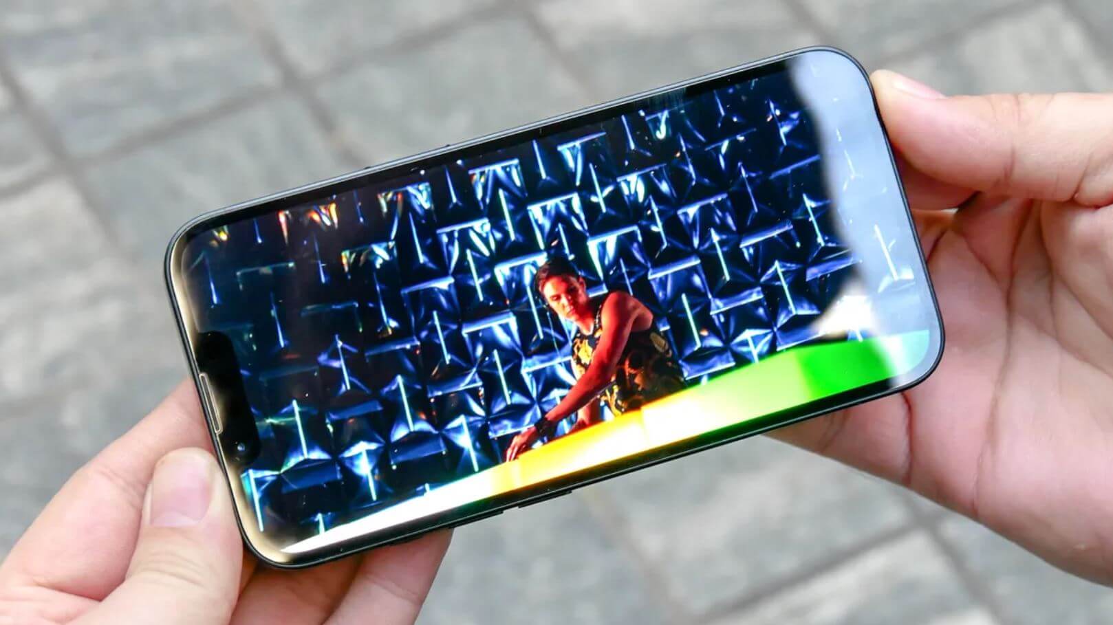 Какая камера в iPhone 16e. Экран iPhone 16e стал намного лучше, чем в iPhone SE. Но видеть челку вместо Dynamic Island может быть непривычно. Фото: tomsguide.com. Какая камера в iPhone 16e. Экран iPhone 16e стал намного лучше, чем в iPhone SE. Но видеть челку вместо Dynamic Island может быть непривычно. Фото: tomsguide.com. Фото.