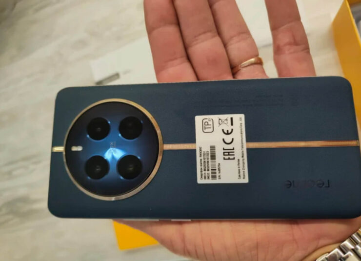 Смартфон Realme 12 Pro 5G. Это уже не новый смартфон, но очень практичный. Фото.