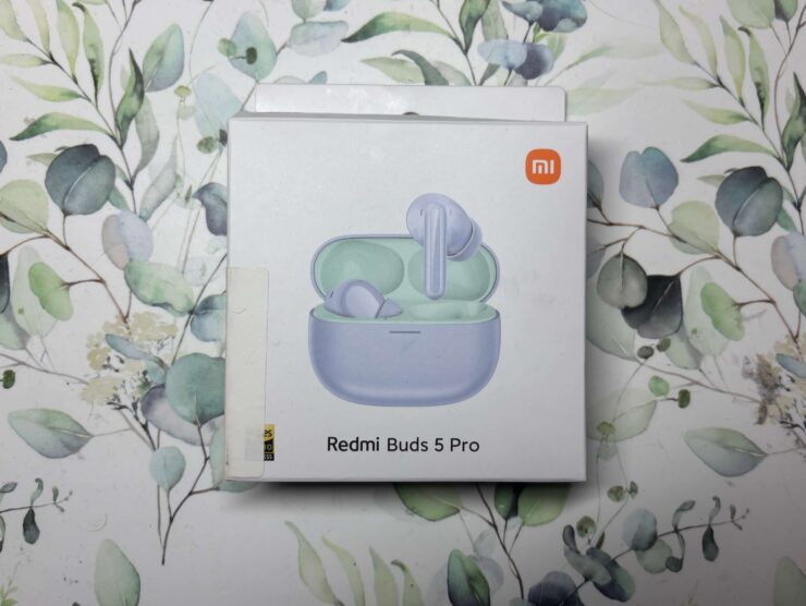 Беспроводные наушники Redmi. Обычная белая коробка Redmi. Беспроводные наушники Redmi. Обычная белая коробка Redmi. Фото.