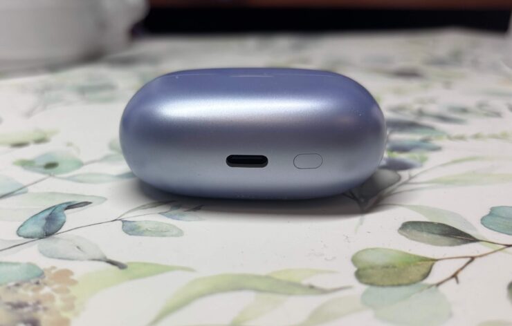 Как выглядят беспроводные наушники. Кнопка сопряжения находится на нижнем торце. Как выглядят беспроводные наушники. Кнопка сопряжения находится на нижнем торце. Фото.