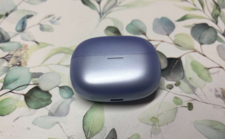 Беспроводные наушники Redmi. Кейс похож на аккуратный камушек. Беспроводные наушники Redmi. Кейс похож на аккуратный камушек. Фото.