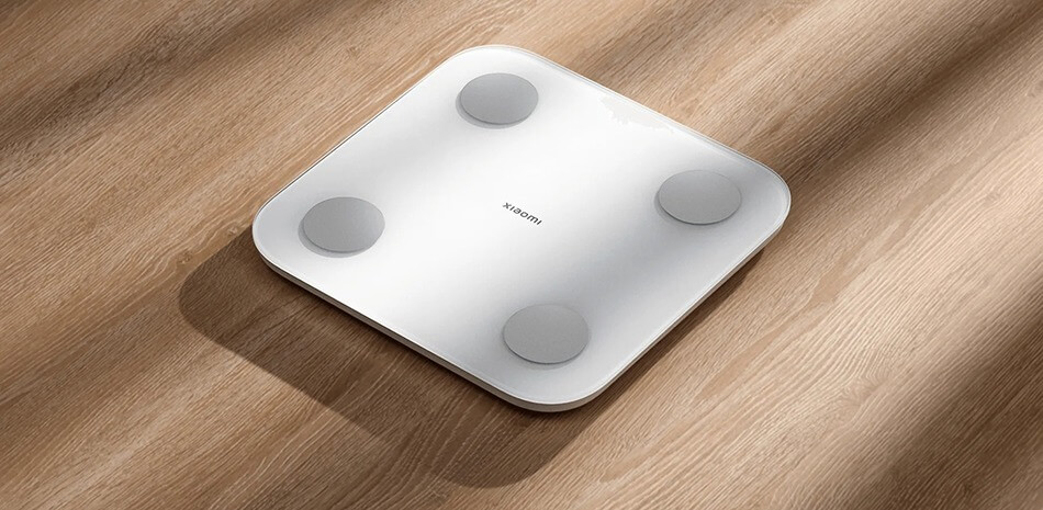 Xiaomi Body Composition Scale S400 — умные весы Xiaomi Body. На этих умных весах есть есть дополнительные датчики для повышения точности измерения. Изображение: ru-mi.com. Фото.