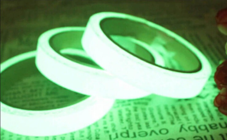 Светящаяся лента для декора. Лента «заряжается» просто от дневного света. Фото.