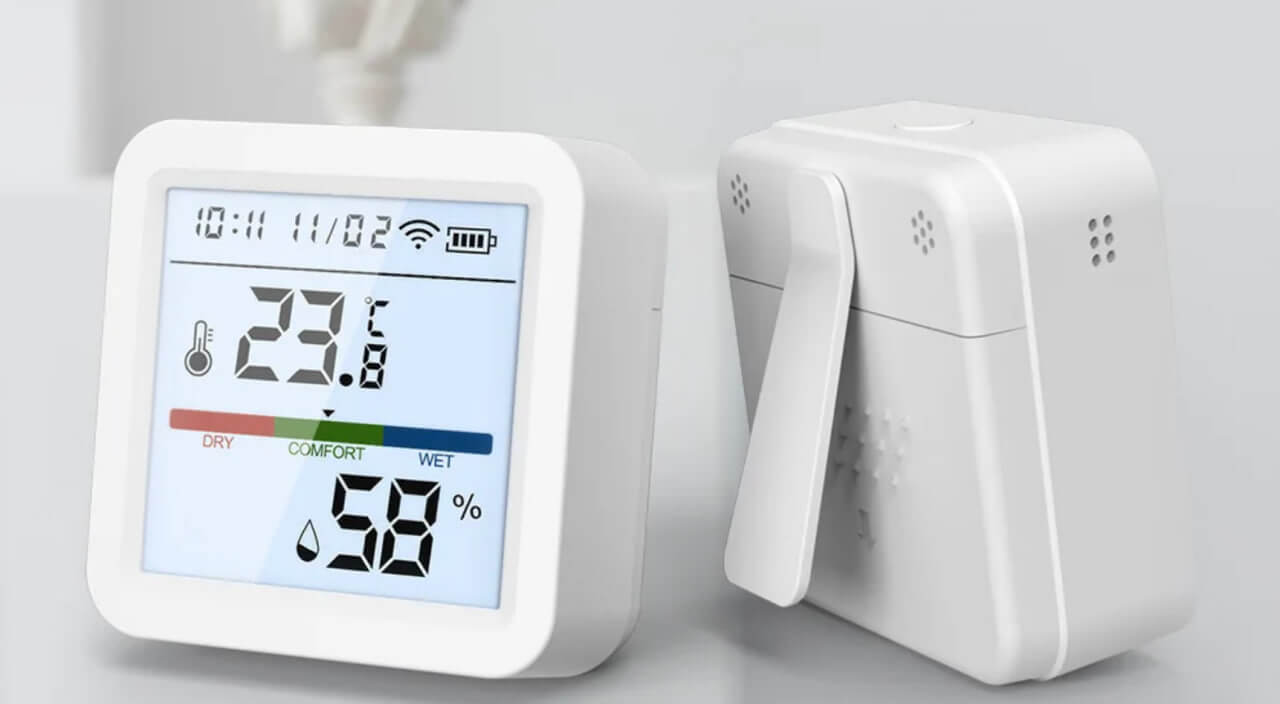 Умный датчик температуры Tuya. В пару к термостату можно купить и этот термометр-гигрометр. Фото.