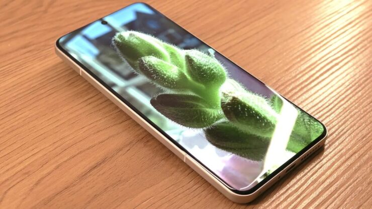 Xiaomi 15 Ultra или iPhone 16 Pro Max. У аппарата сочный и яркий экран. Изображение: techradar.com. Фото.
