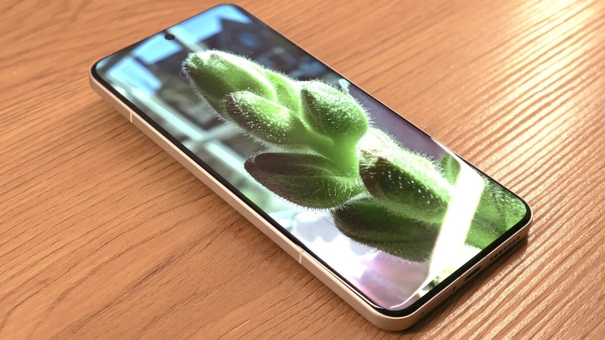 Xiaomi 15 Ultra или iPhone 16 Pro Max. У аппарата сочный и яркий экран. Изображение: techradar.com. Фото.