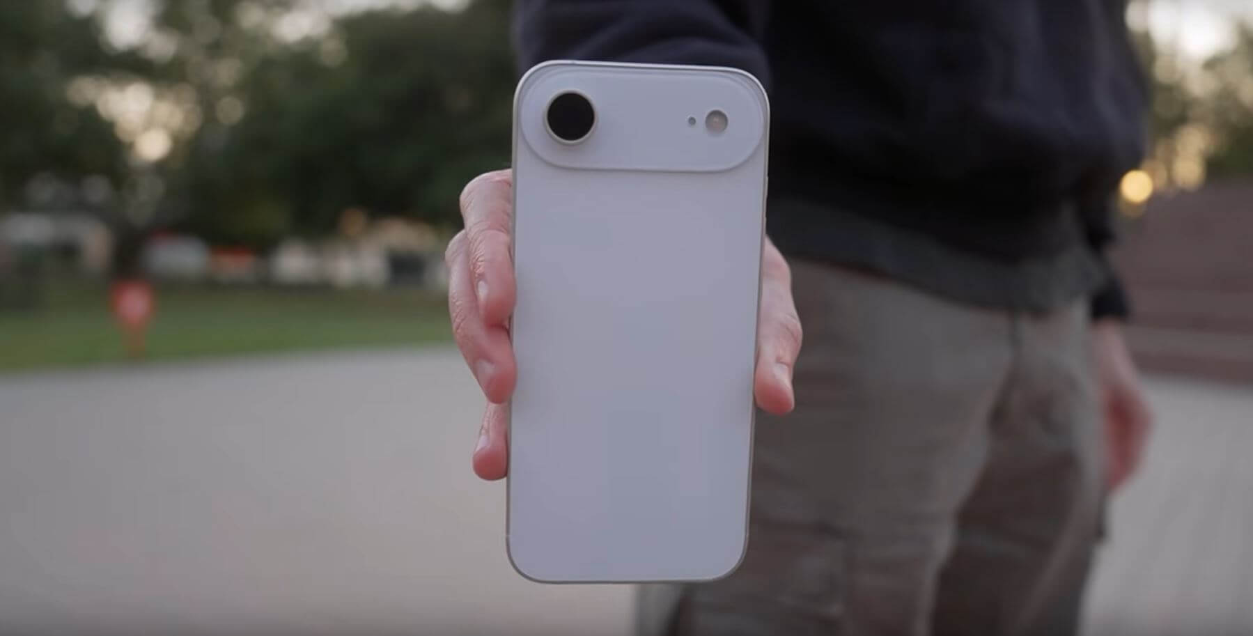 Всю линейку Айфон 17 показали на видео. Новый iPhone 17 Air будет тоньше Pro почти в два раза. iPhone 17 Air выглядит самым привлекательным в линейке за счет тонкого корпуса. Фото: YouTube-канал AppleTrack. Всю линейку Айфон 17 показали на видео. Новый iPhone 17 Air будет тоньше Pro почти в два раза. iPhone 17 Air выглядит самым привлекательным в линейке за счет тонкого корпуса. Фото: YouTube-канал AppleTrack. Фото.