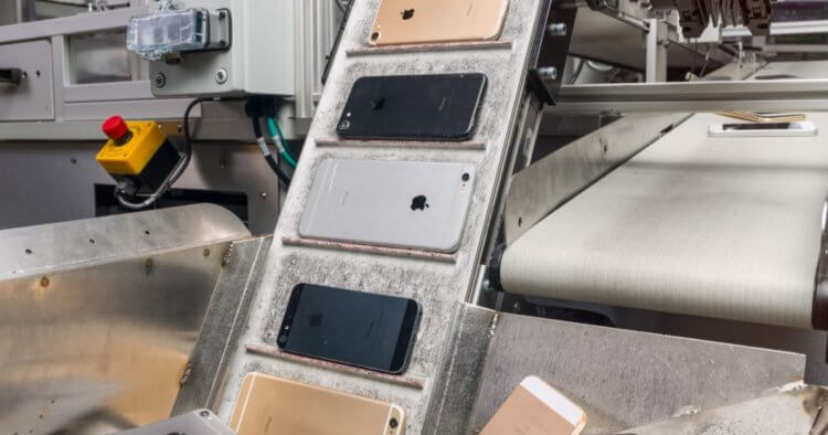 Вот это поворот: Apple реально хочет производить iPhone в США, но собирать их будут роботы. Вот это поворот: Apple реально хочет производить iPhone в США, но собирать их будут роботы. Фото.