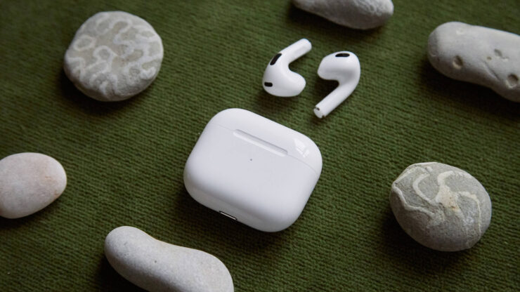 Стоит ли покупать старые AirPods. Третье поколение AirPods уже не стоит покупать. Изображение: t-j.ru. Фото.