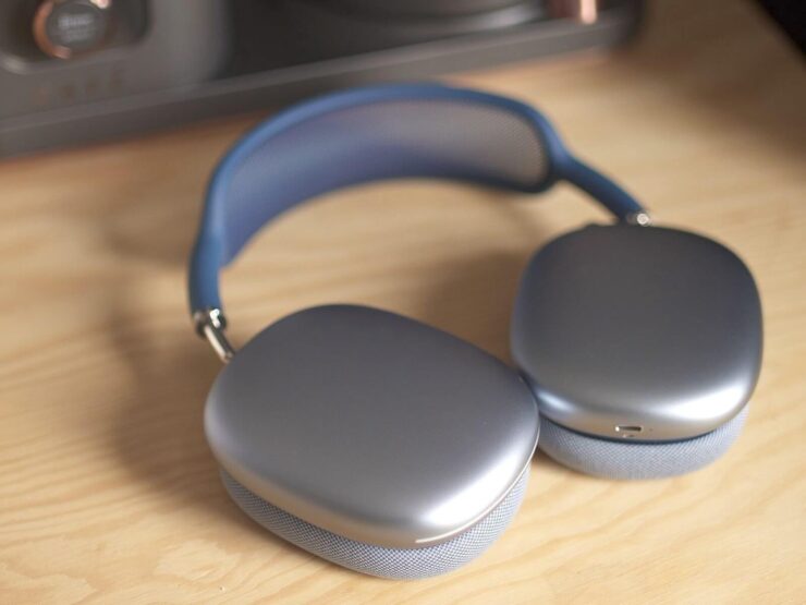 Наушники AirPods Max с USB-C. Для любителей полноразмерных наушников в арсенале Apple есть AirPods Max. Изображение: macrumors.com. Фото.