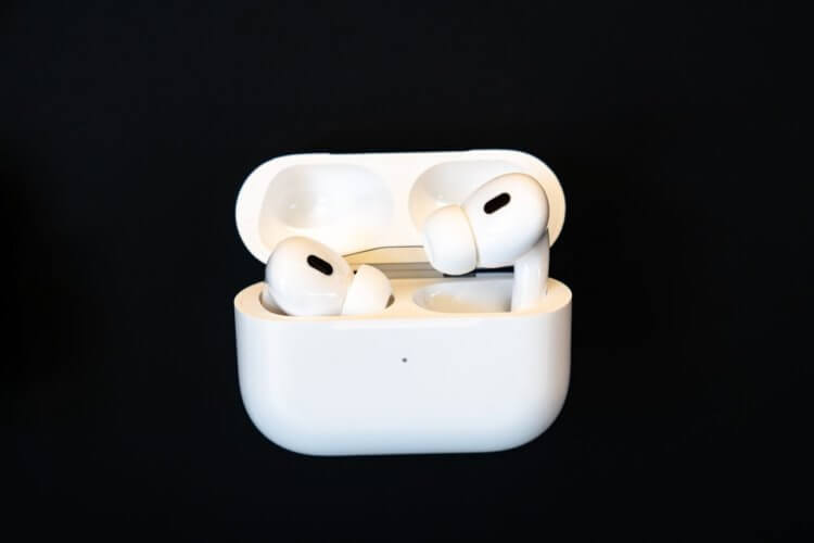 Apple AirPods Pro 2 с разъемом USB-C. AirPods Pro 2, пожалуй, лучший выбор среди всех AirPods прямо сейчас. Изображение: zdnet.com. Apple AirPods Pro 2 с разъемом USB-C. AirPods Pro 2, пожалуй, лучший выбор среди всех AirPods прямо сейчас. Изображение: zdnet.com. Фото.
