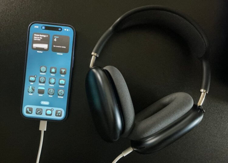 Lossless в AirPods Max. Сначала соедините iPhone и AirPods Max кабелем. Изображение: 9to5mac.com. Lossless в AirPods Max. Сначала соедините iPhone и AirPods Max кабелем. Изображение: 9to5mac.com. Фото.
