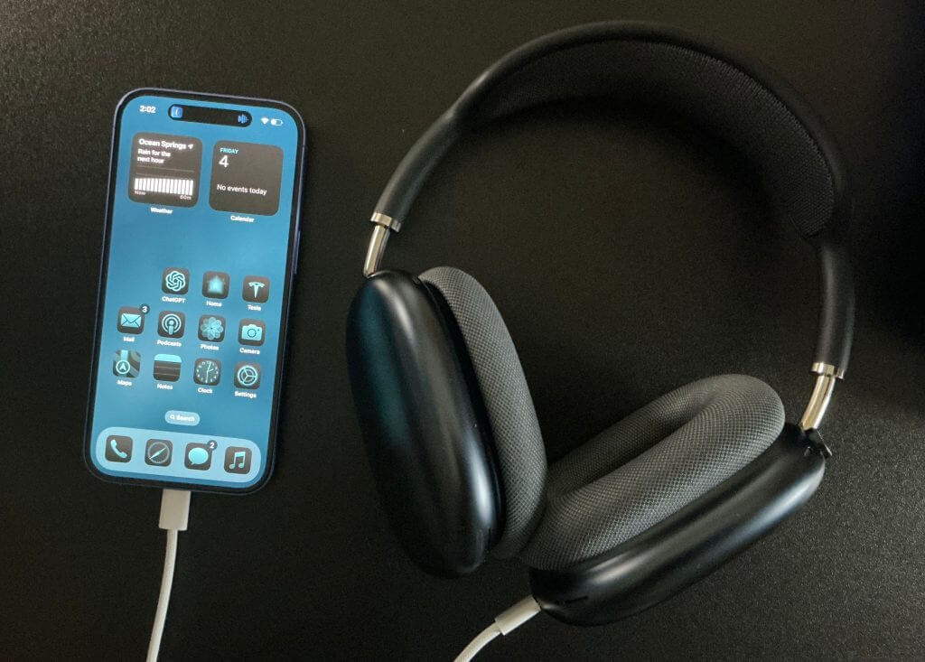 Lossless в AirPods Max. Сначала соедините iPhone и AirPods Max кабелем. Изображение: 9to5mac.com. Фото.