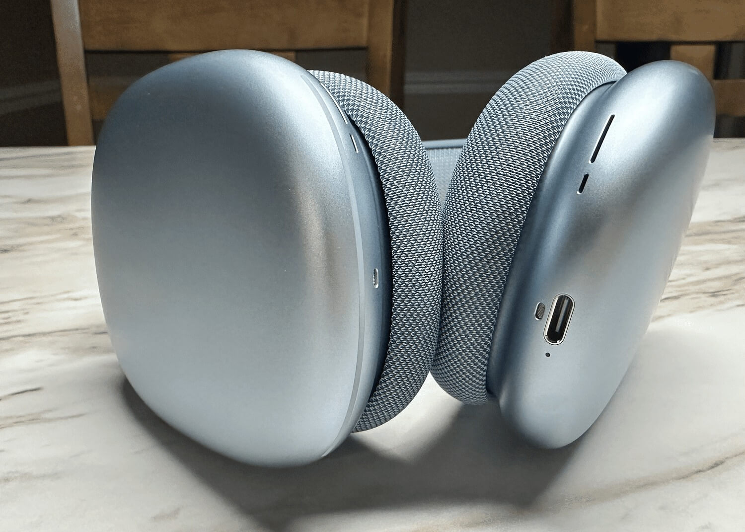 AirPods с поддержкой Lossless. Lossless поддерживают только AirPods Max с разъемом USB-C. Изображение: lifewire.com. Фото.