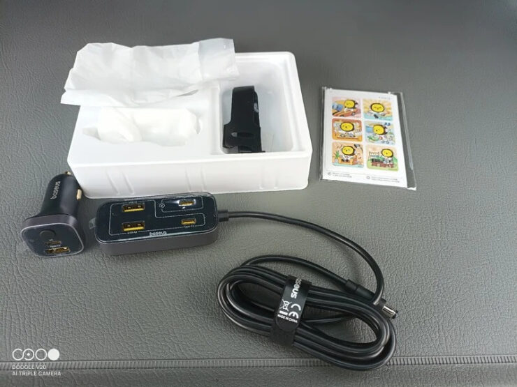 Автомобильная зарядка для телефона. Внешний блок можно разместить на заднем сиденье. Фото.