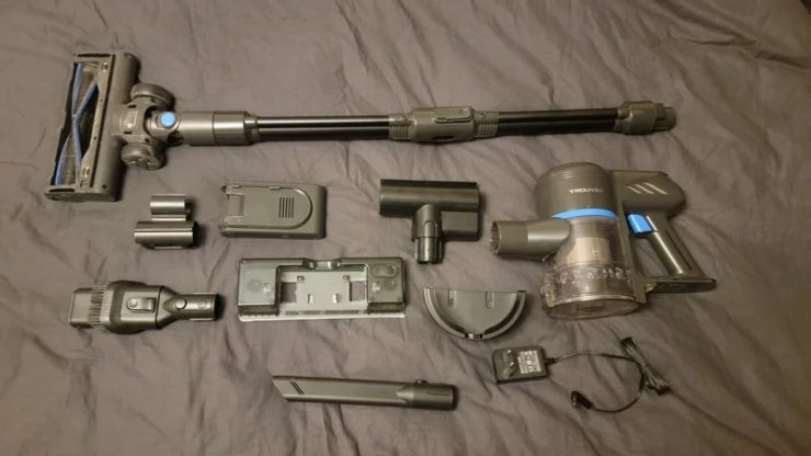 Вертикальный беспроводной пылесос. В комплекте идут все нужные насадки. Фото.