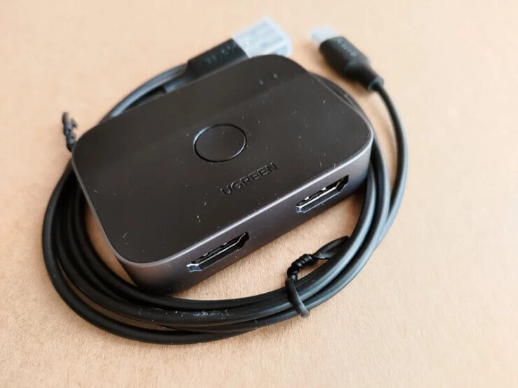 Разветвитель HDMI на 2. Кнопка позволяет переключаться между устройствами. Фото.