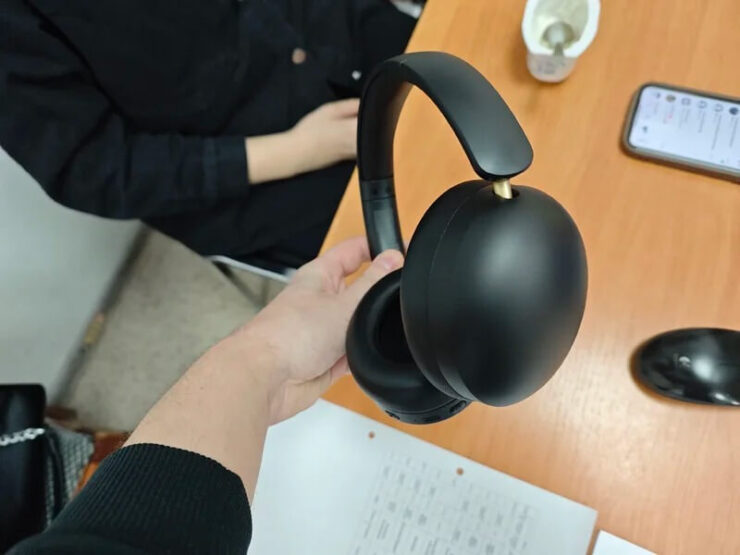 Полноразмерные беспроводные наушники. Наушники выглядят достаточно стильно. Фото.