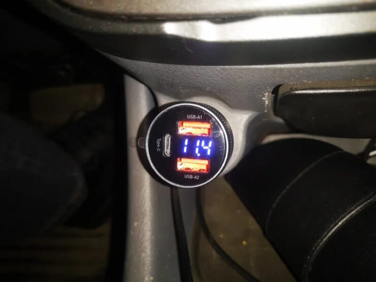 Зарядка для телефона в автомобиль. Зарядка портативная и удобная. Фото.