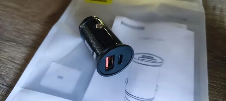 Зарядка для смартфона в автомобиль. Незаменимая вещь для любого автомобилиста. Фото.