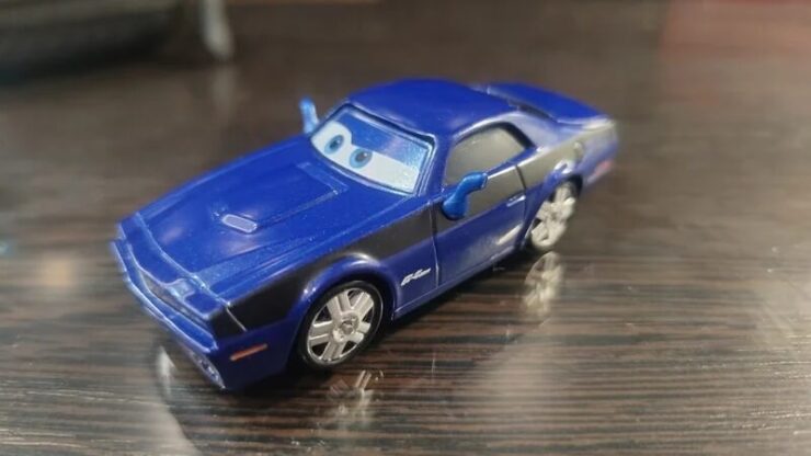 Игрушки из мультфильма Тачки. На выбор огромное количество разных машинок. Фото.