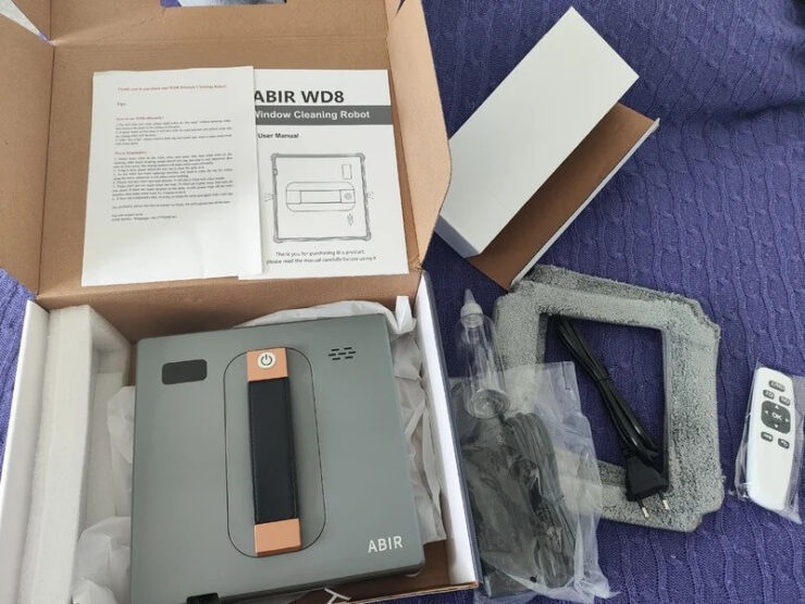 Робот для мытья окон. Робот квадратный и легко промывает даже углы. Фото.