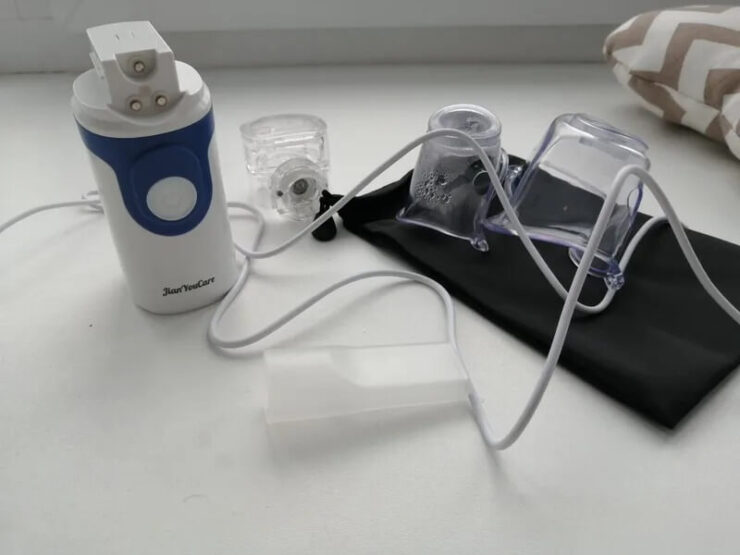 Небулайзер для ингаляций. Небулайзер удобно брать с собой. Фото.