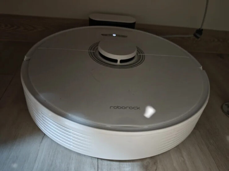 Робот-пылесос Roborock. Выглядит робот-пылесос достаточно стильно. Фото.