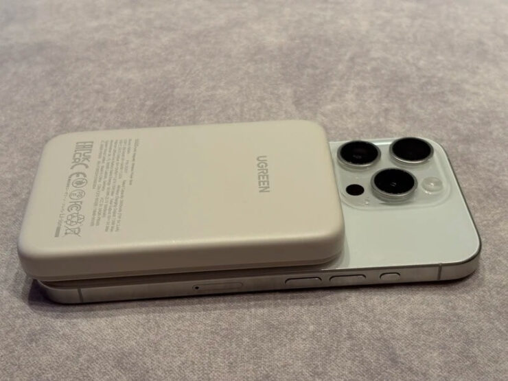 Внешний аккумулятор 10 000 мАч. Внешний аккумулятор можно купить в бежевом или темно-сером цвете. Фото.