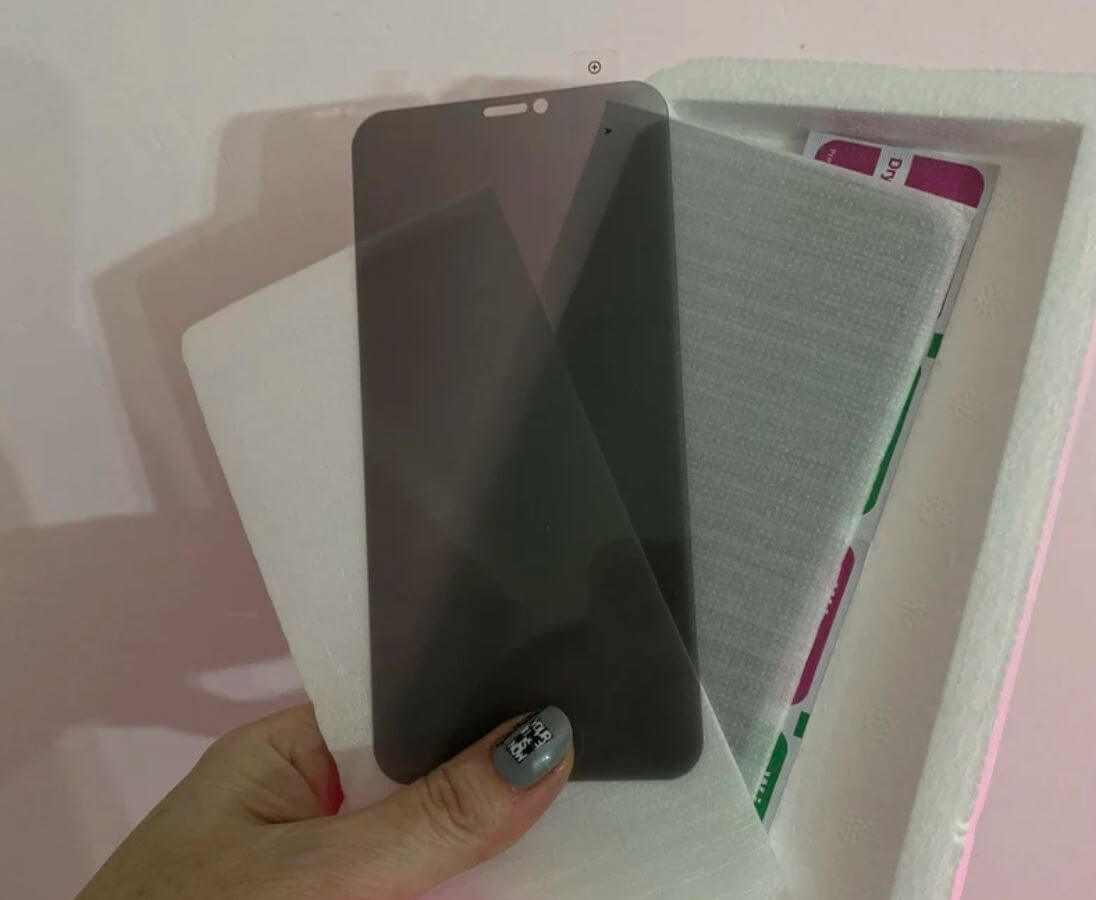 Антишпионское стекло для iPhone. Антишпионское стекло позволяет видеть содержимое экрана только вам. Антишпионское стекло для iPhone. Антишпионское стекло позволяет видеть содержимое экрана только вам. Фото.