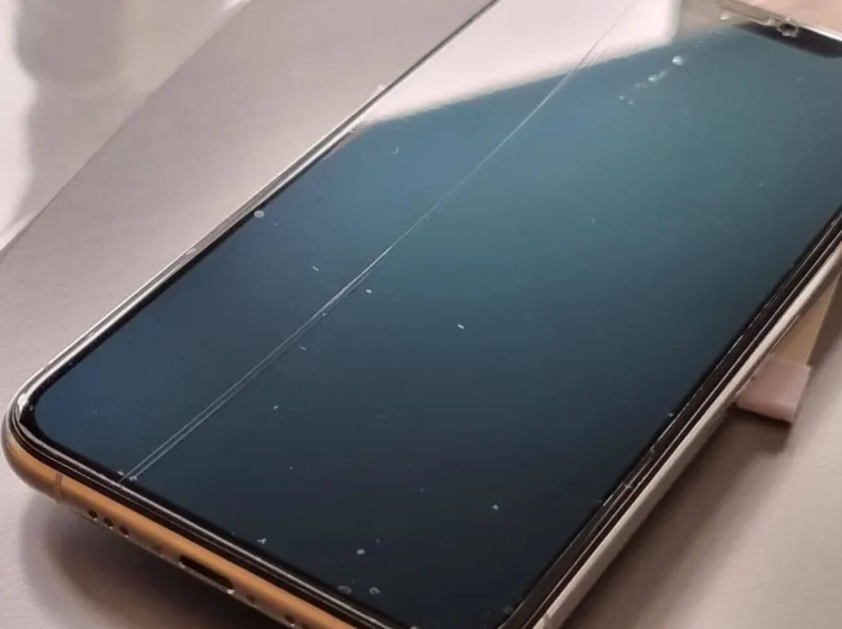 Стоит ли клеить гидрогелевую пленку на Айфон. Гидрогелевая пленка для iPhone клеится не так-то просто. Стоит ли клеить гидрогелевую пленку на Айфон. Гидрогелевая пленка для iPhone клеится не так-то просто. Фото.