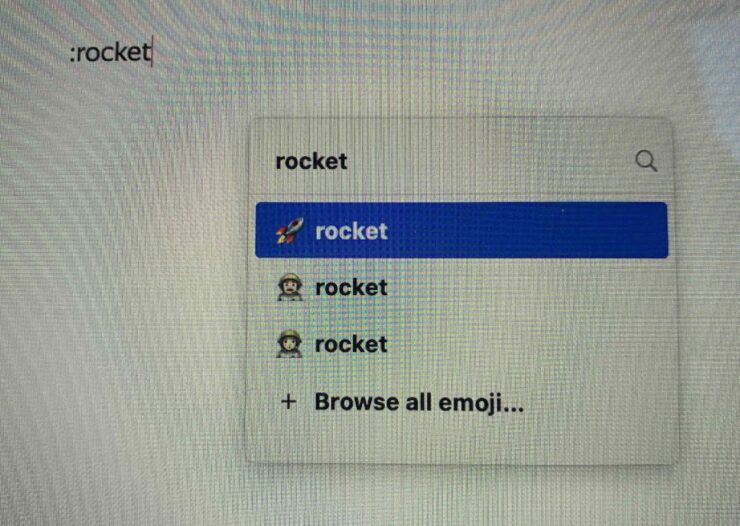 Как ввести эмодзи с клавиатуры. Поставьте двоеточие и введите описание смайлика. Жаль, что нельзя делать скриншот этой панели. Фото.