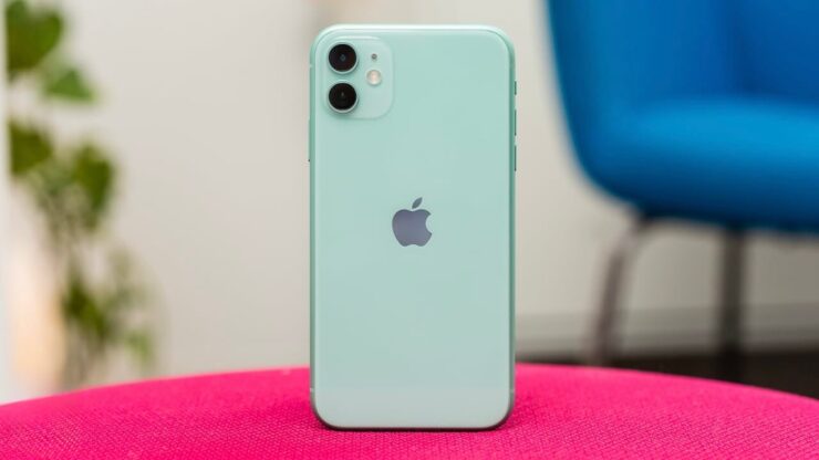 iOS 19 — поддерживаемые устройства. Скорее всего, для iPhone 11 iOS 19 станет последним апдейтом. Изображение: uk.pcmag.com. Фото.