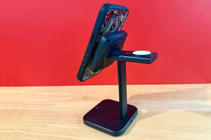 Айфон с MagSafe. iPhone 16e на MagSafe подставке. Всё можно решить. Изображение: macworld.com. Фото.