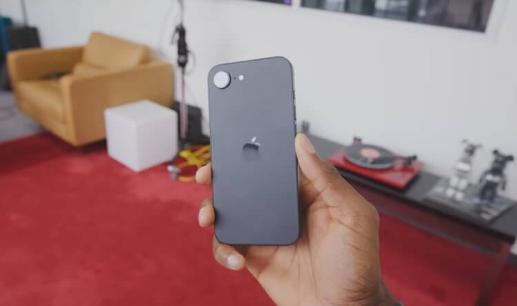 Почему iPhone 16e быстро разряжается. Аккумулятор на 4005 мАч не спасает iPhone 16e. Фото: Marques Brownlee. Почему iPhone 16e быстро разряжается. Аккумулятор на 4005 мАч не спасает iPhone 16e. Фото: Marques Brownlee. Фото.