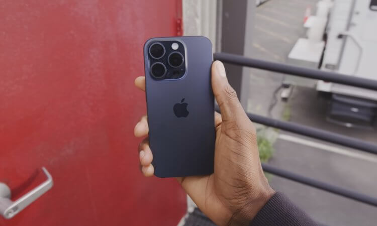 Сколько держит заряд iPhone 15 Pro. С таким аккумулятором хорошая автономность iPhone 15 Pro не светит. Фото: Marques Brownlee. Сколько держит заряд iPhone 15 Pro. С таким аккумулятором хорошая автономность iPhone 15 Pro не светит. Фото: Marques Brownlee. Фото.