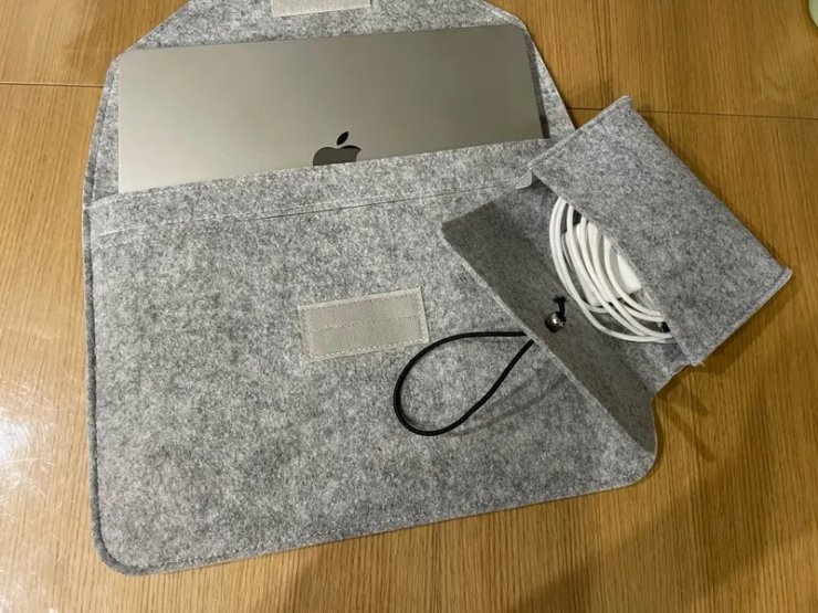 Чехол для Макбука. Вот такая войлочная папка достаточно мягкая и позволит положить в нее не только ноутбук, но и какие-нибудь документы. Изображение: aliexpress.ru. Фото.