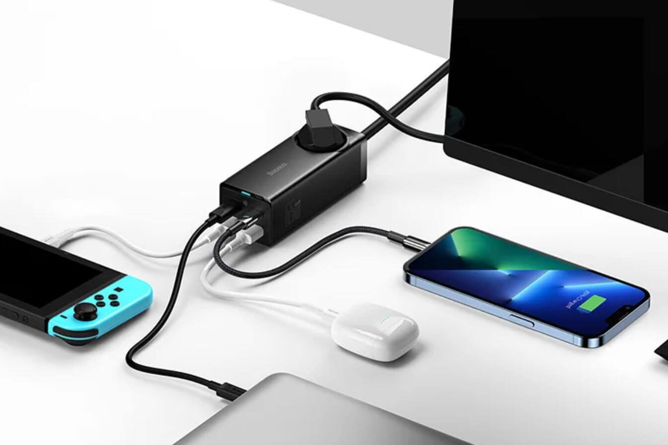 Зарядное устройство Baseus с розеткой и USB. Крутая зарядка от Baseus позволяет подключить несколько устройств и забыть об отдельных розетках. Зарядное устройство Baseus с розеткой и USB. Крутая зарядка от Baseus позволяет подключить несколько устройств и забыть об отдельных розетках. Фото.