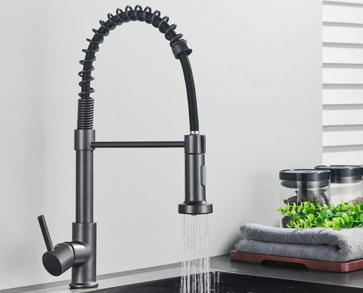 Кухонный смеситель с выдвижной лейкой. Это не только красиво, но и практично. Фото.