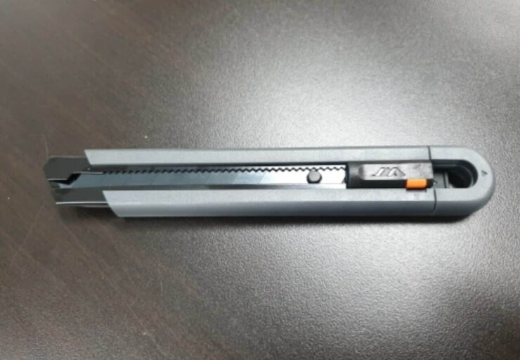 Канцелярский нож Xiaomi. Для канцелярских нужд и ремонта — самое то. Фото.