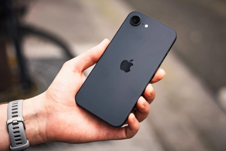 Самые стильные смартфоны. iPhone 16e — максимально простой и аскетичный аппарат. Изображение: stores-apple.com. Фото.